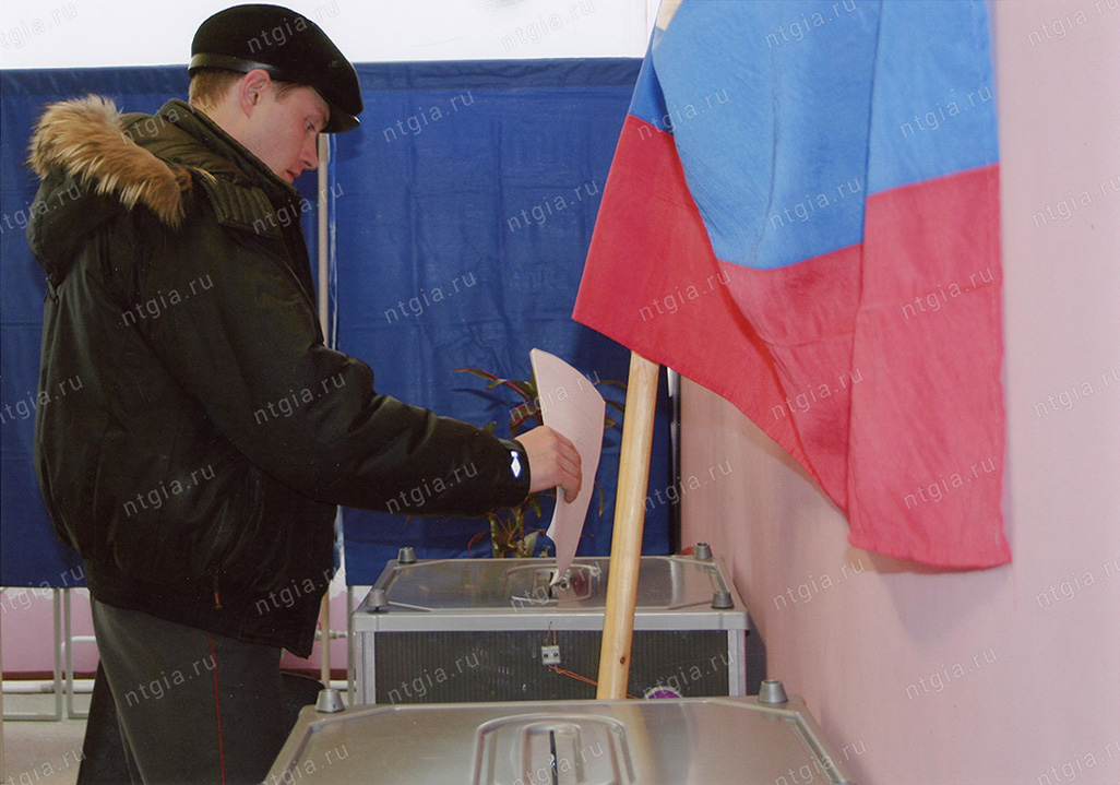 Избиратель в момент голосования на избирательном участке.12 октября 2008 года. (НТГИА. Ф.634. Оп.5-цф. Д.50)