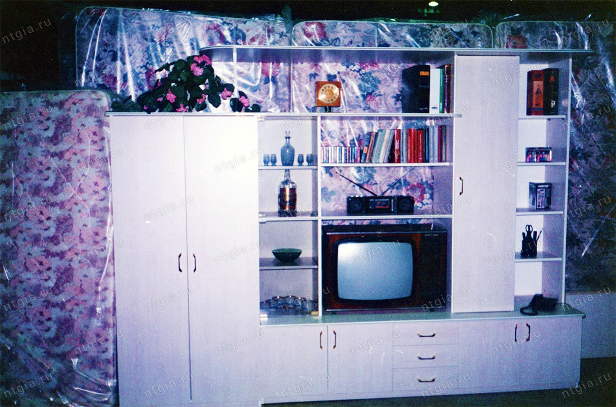Снимок продукции, выпускаемой Нижнетагильским мебельным комбинатом, 2005 год. (Из личного архива Злобиной Галины Николаевны)