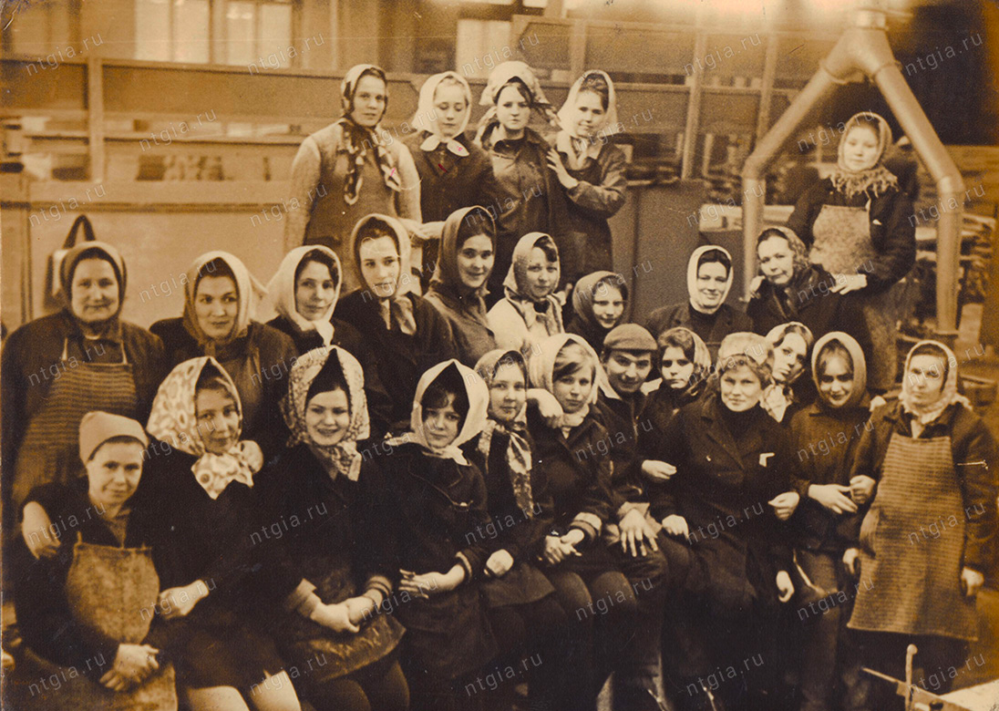 Групповой снимок работников Нижнетагильского мебельного комбината,1960 год. (Из личного архива Злобиной Галины Николаевны)