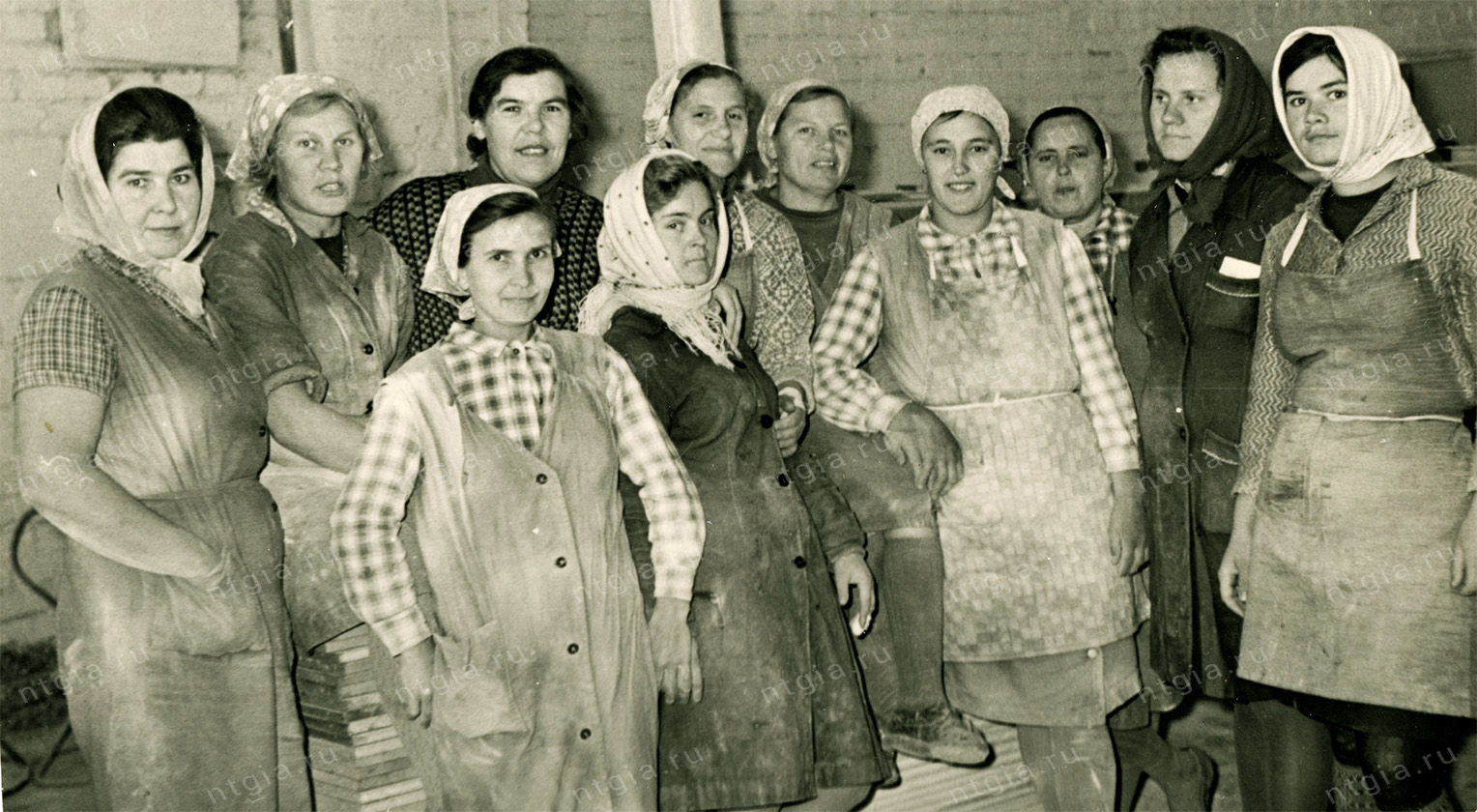Групповой снимок работников Нижнетагильского мебельного комбината,1970 год. (Из личного архива Злобиной Галины Николаевны)