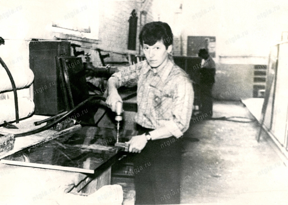 Работник Нижнетагильского мебельного комбината в момент работы за станком, 1980 год. (Из личного архива Злобиной Галины Николаевны)