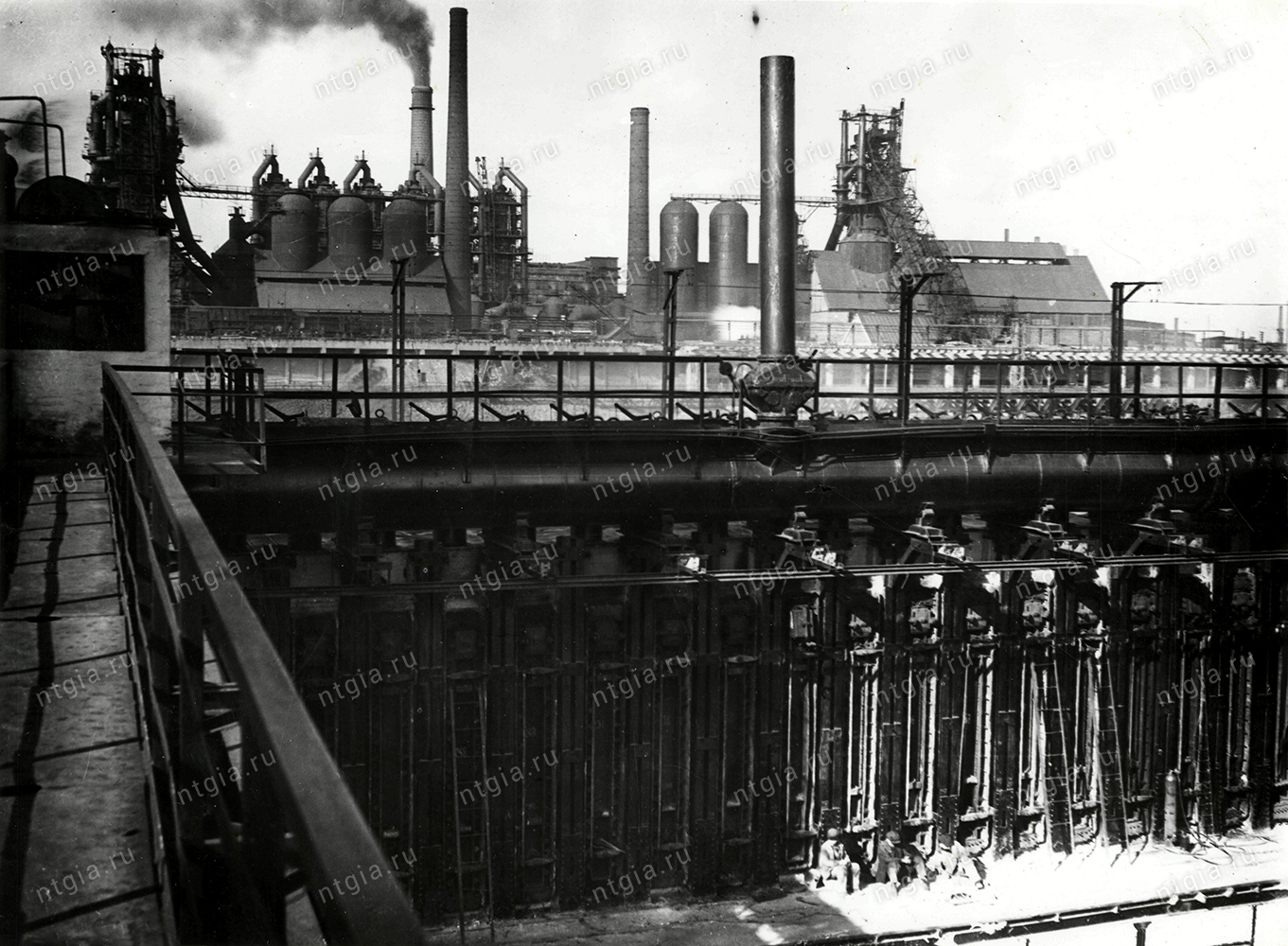 Рабочее оборудование на территории завода имени В.В. Куйбышева. 1938 г. (НТГИА. Ф. К-1. Оп. 1П. Д. 1677.)