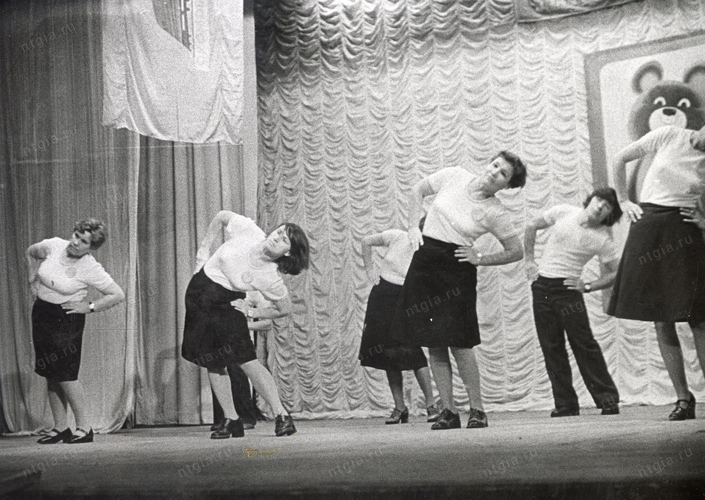 Участники соревнований по производственной гимнастике. г. Нижний Тагил, 1970-е годы.<br> (НТГИА Коллекция фотодокументов Оп.1ФА.Д.60.Л.21об фото 100)