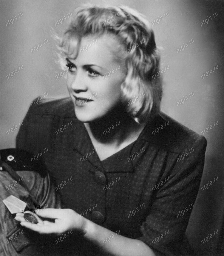Режиссер и актриса Нижнетагильского театра кукол Матвеева Ю.К. 1945 год. (НТГИА. Ф.528. Оп.3эф. Д.1)