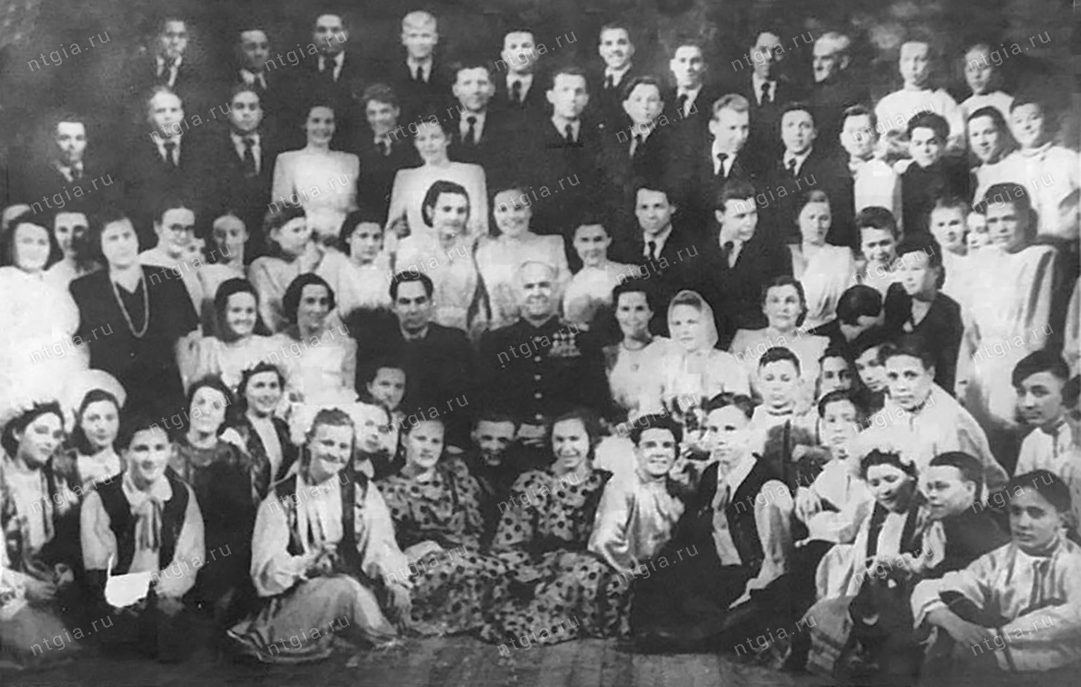 Фотография Г.К. Жукова с избирателями Тагилстроевского района города Нижнего Тагила во Дворце культуры металлургов. Март 1954 года (фото из личного архива Н.Г. Дьяченко)