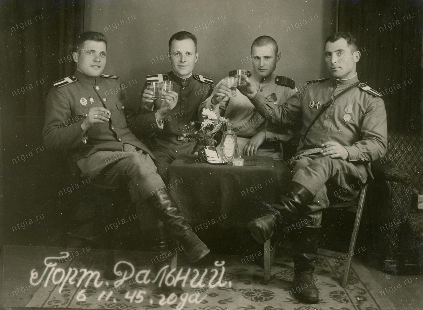 Фото 4 - Бойцы Красной Армии, участники Советско-японской войны 1945 года. Групповой портрет. (НТГИА. Ф. 563. Оп. 3-ф. Д. 69.)  