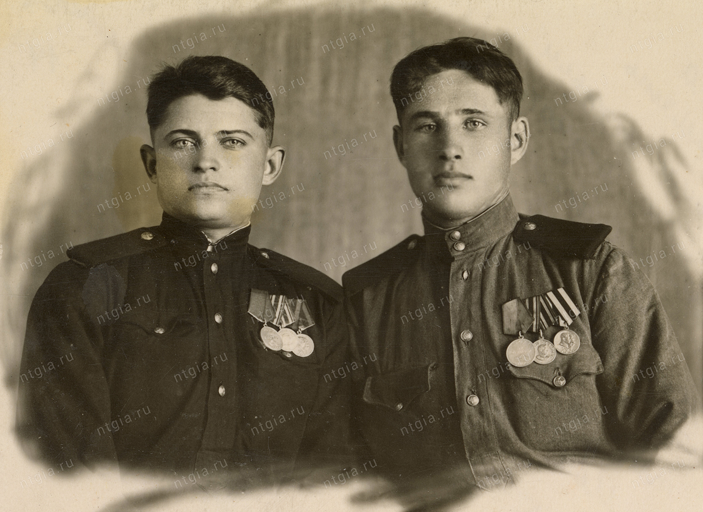 Фото 1 – Бойцы Красной Армии, участники Советско-японской войны 1945 года. 1-й справа: рядовой Василий Прокопьевич Барышев. Групповой портрет. (НТГИА. Ф. 645. Оп. 1. Д. 214. Л. 14.)  