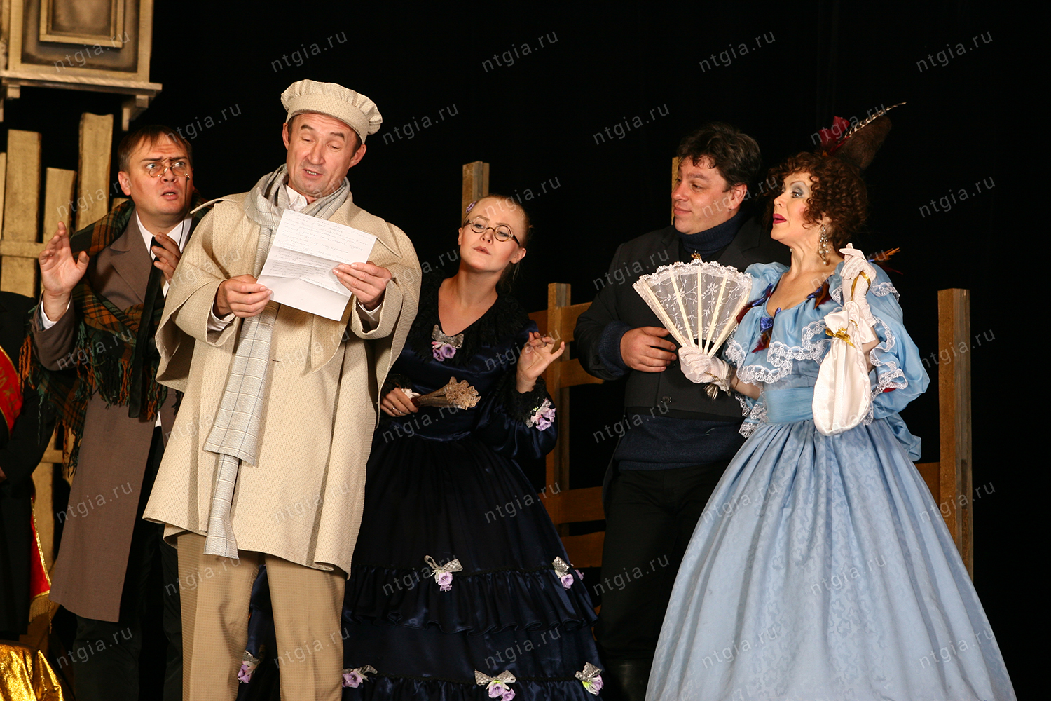 Сцена из спектакля комедии в двух действиях Гоголя Н.В. «Ревизор», В роли почтмейстера – Зырянов С.А. (второй слева). 28 октября 2009 года. (НТГИА. Ф.744. Оп. 4-эф. Д. 27)