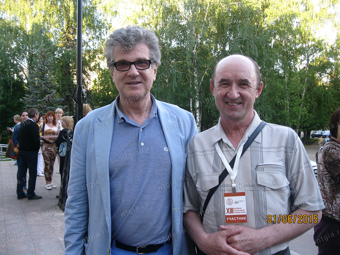 Зырянов С.А. (второй слева) и Костолевский И.М. (первый слева) – народный артист РФ, на XIII фестивале театров малых городов России. 1 июня 2015 года.  (НТГИА. Ф.744. Оп. 4-эф. Д. 73)