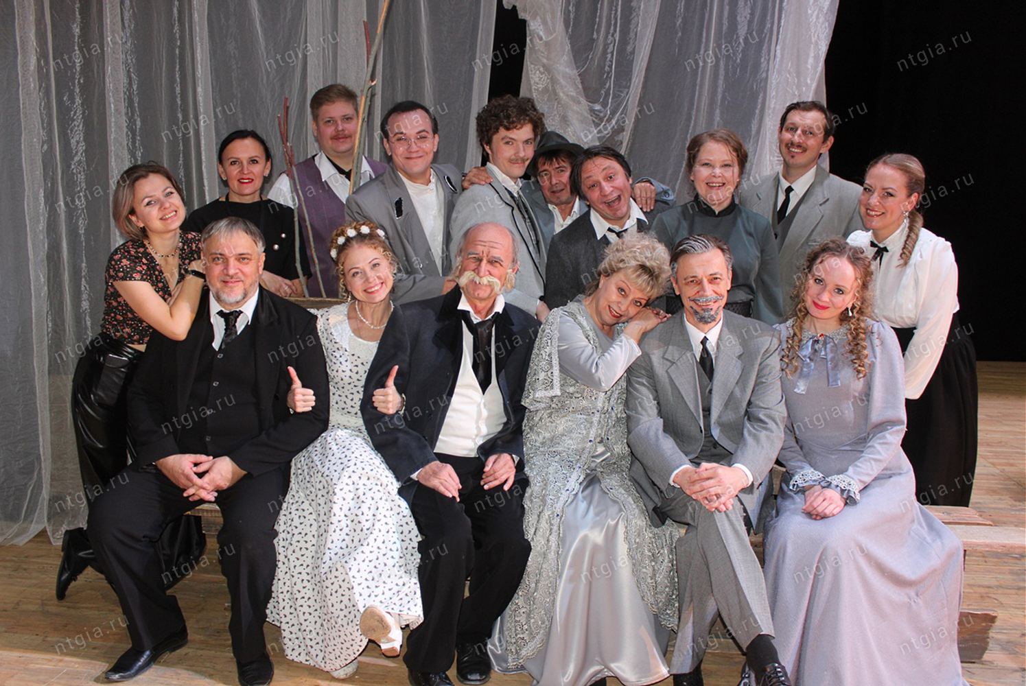 Групповой снимок артистов Нижнетагильского драматического театра на сцене. В первом ряду сверху: Панов Т.А. (третий слева), Зинеев Д.А. (пятый слева), Мещангин В.С. (шестой слева), Карпов А.Н. (седьмой слева), Шаяхматова Т.С. (первая справа), Портнов А.Л. (второй справа); во втором ряду сверху: Каратаев В.Г. (первый слева), Рапопорт Т.Л. (вторая слева), Зырянов С.А. (третий слева), Исаева Т.А. (четвертая слева), Булыгин И.Н. (второй справа), Кравченко С.С. (первая справа). 28 октября 2022 года. (НТГИА. Ф.744. Оп. 4-эф. Д. 129)