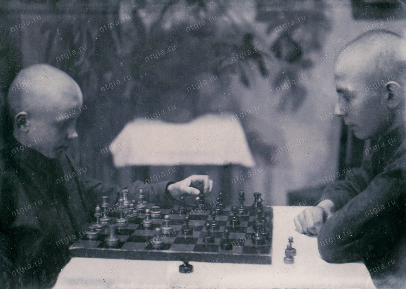 Учащиеся ФЗО №2 в момент игры в шахматы, г. Нижний Тагил. 1943 г. (НТГИА. Ф. 563. Оп. 3-ф. Д. 66)
