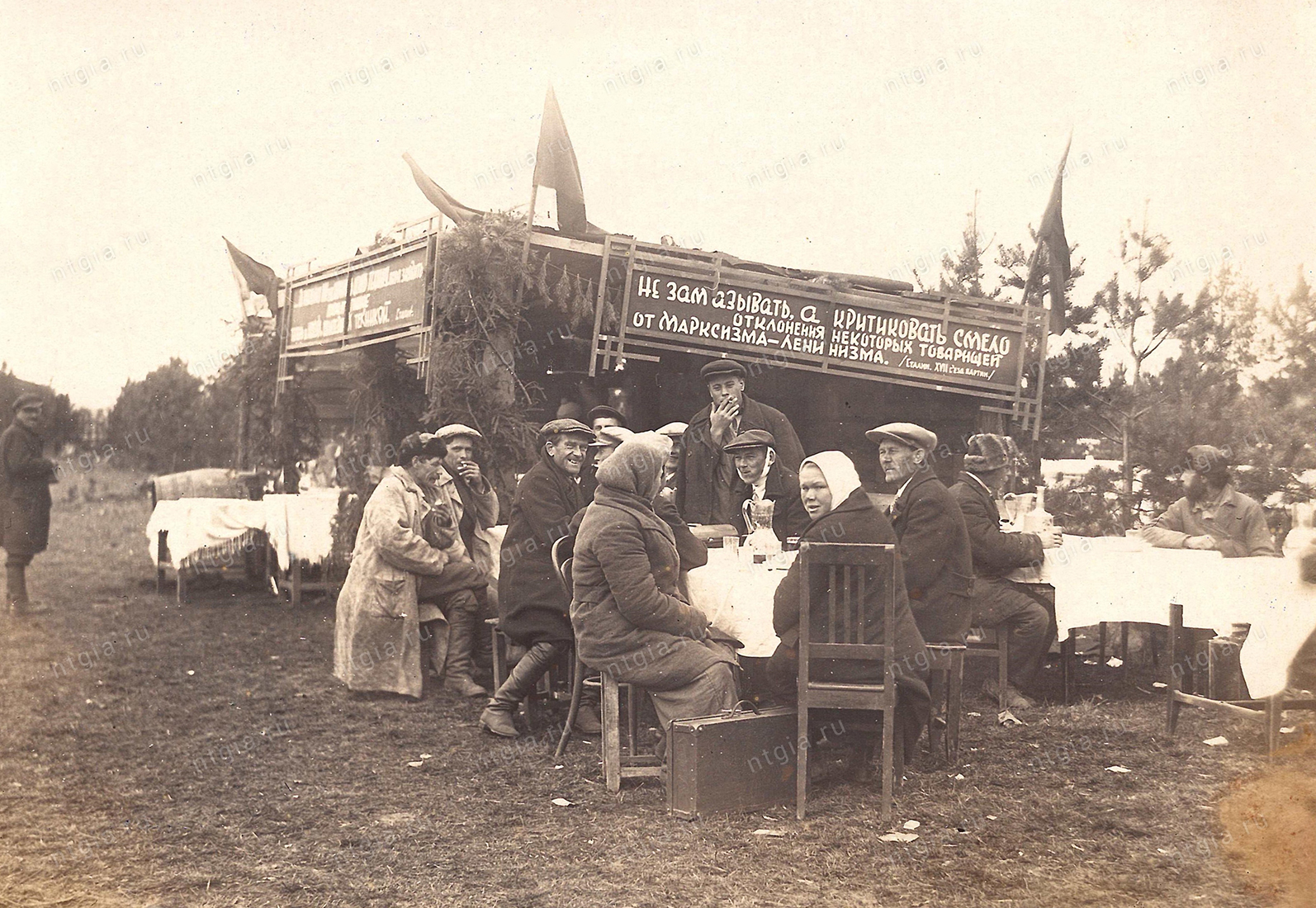 Участники выставки крупного рогатого скота в г. Нижний Тагил. 1930-е гг. (НТГИА. Ф.549. Оп.1. Д.32. Л.2)