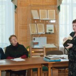 Вязова Т.А., директор Нижнетагильского городского исторического архива, демонстрирует документы из личных фондов.