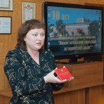Вязова Т.А., директор Нижнетагильского городского исторического архива, демонстрирует документы из личных фондов.