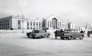Вид на здание железнодорожного вокзала города Нижний Тагил. Март 1966 года. Фото В. Демидова. (НТГИА. Коллекция фотодокументов. Оп.1ФА. Д.43. Л.5. фото119)