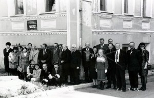Краеведы Нижнего Тагила возле здания краеведческой библиотеки. 21 мая 1996 года.  (НТГИА. Ф.642.Оп.1.Д.61.Л.3)