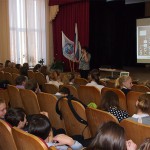 В.Е. Лаврова, ведущий архивист Нижнетагильского городского исторического архива, проводит экскурсию учащимся МБОУ средней образовательной школы № 6. Декабрь 2016 года.